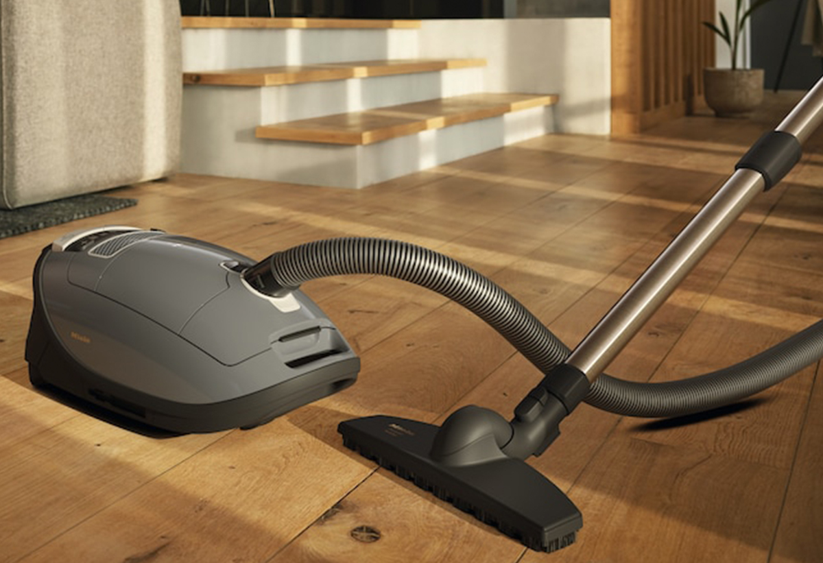 Η σκούπα τοποθετημένη σε ένα σαλόνι